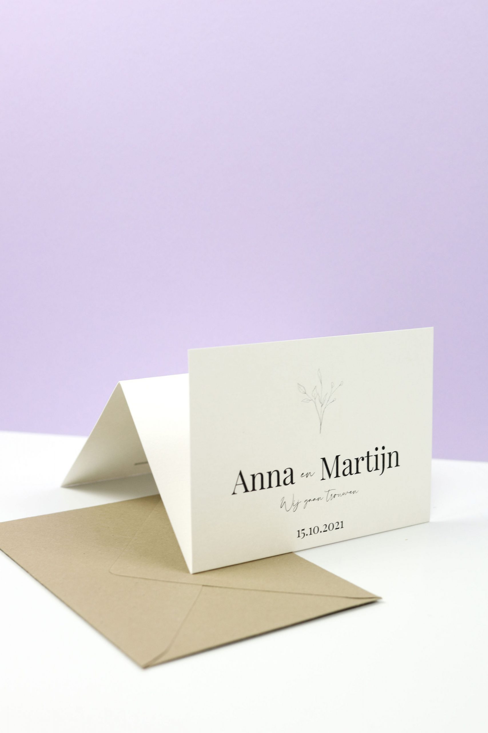 Drieluik gevouwen trouwkaart met minimalistisch en romantisch ontwerp
