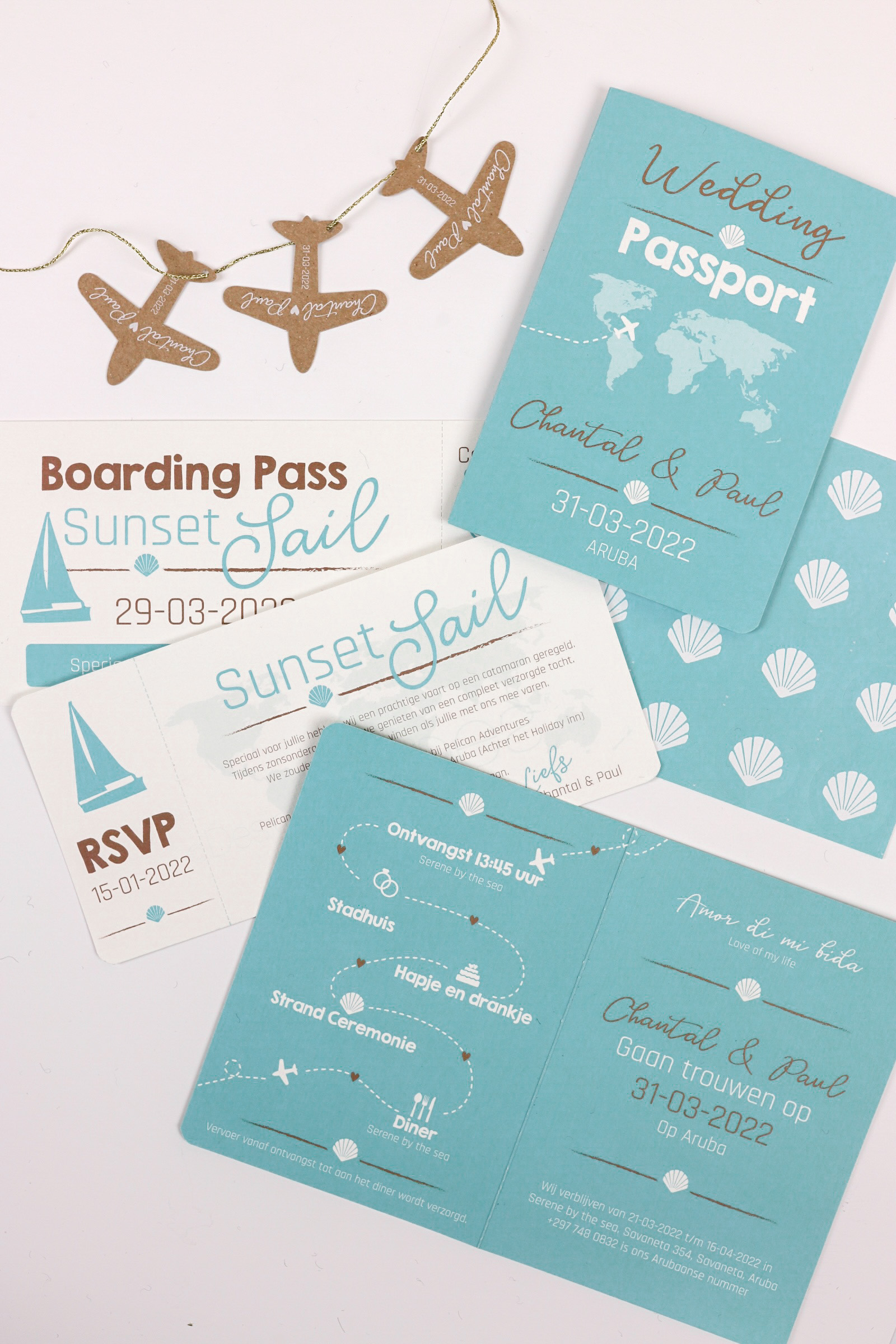 Trouwkaart voor bruiloft op Aruba met strand thema, boarding pass, vliegtuig labels en sluitstickers
