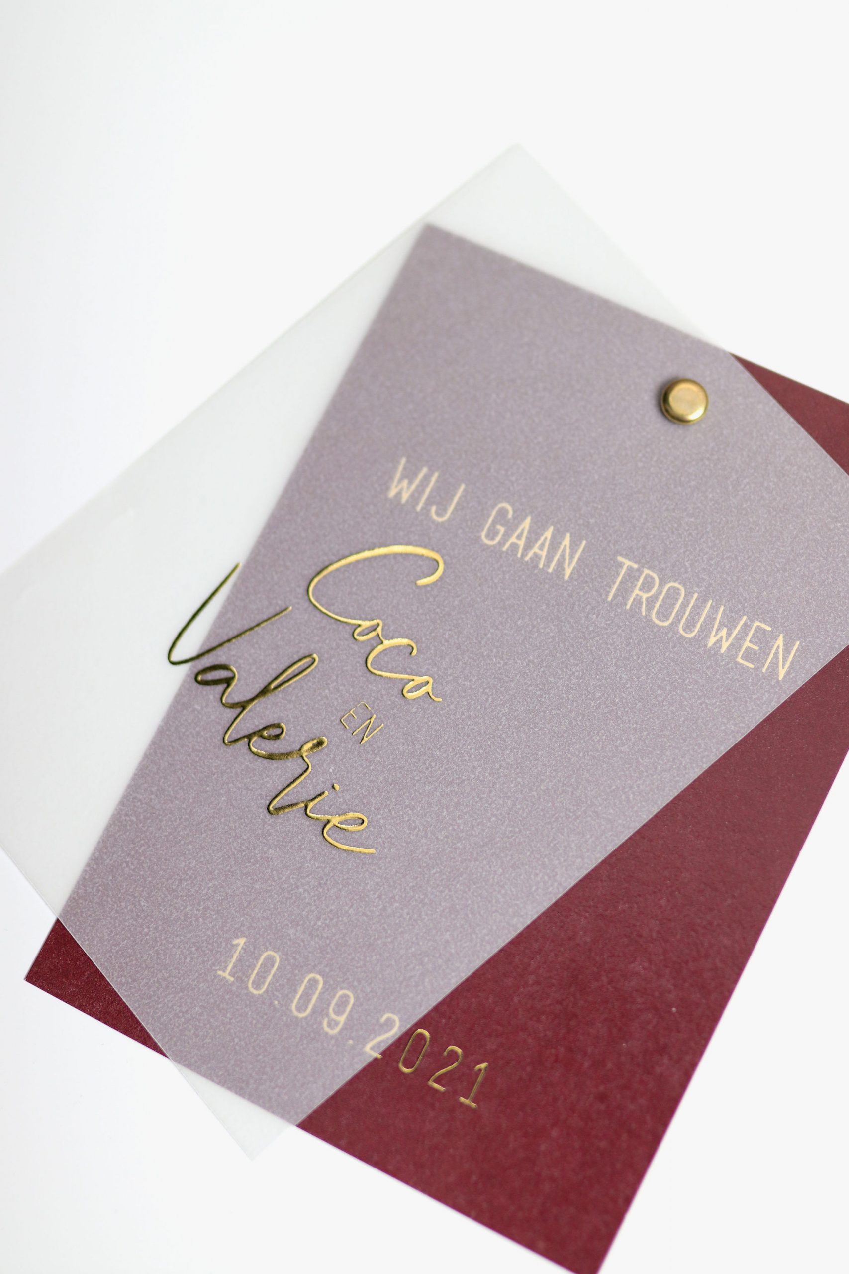 Stijlvolle luxe trouwkaart met kalk papier en goudfolie details op maat gemaakt